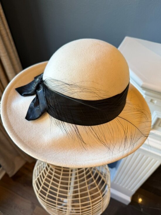 Vintage Neiman Marcus Betmar Cream Wool Felt Hat w/ Black Feather & Ribbon main image 6